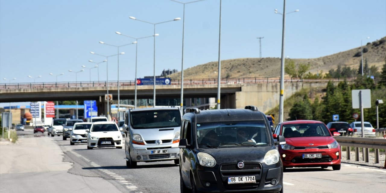 "Kilit kavşak" Kırıkkale'de bayram tatilinden dönüş yoğunluğu sürüyor