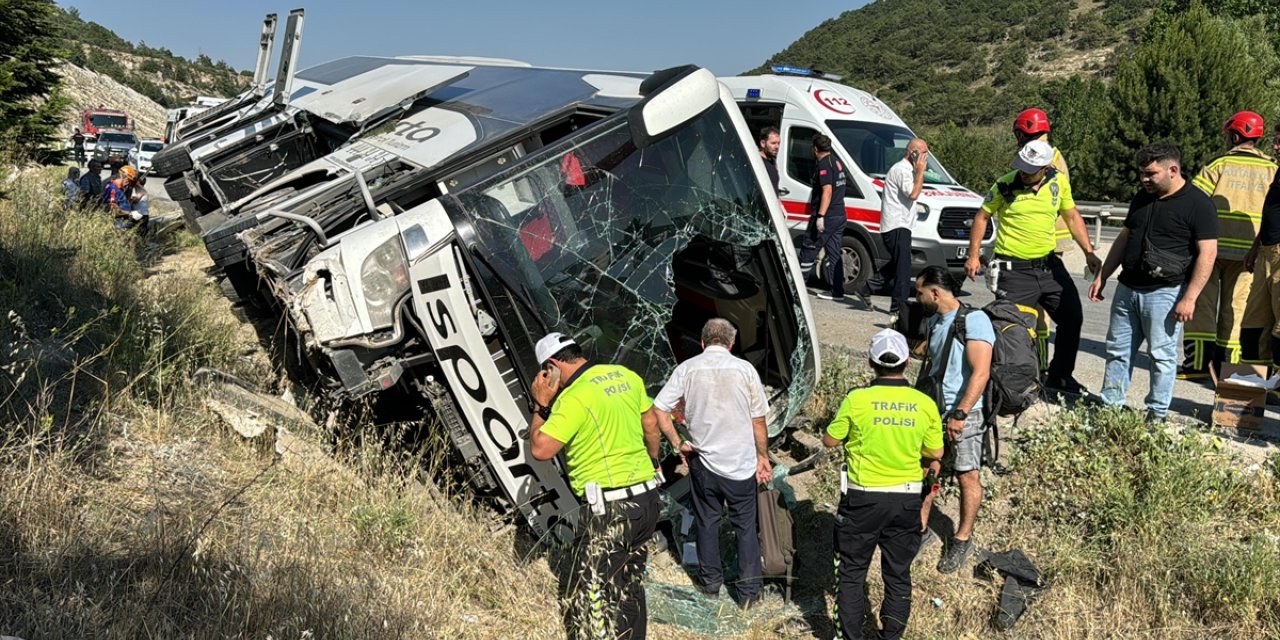 Kütahya'da yolcu otobüsünün şarampole devrilmesi sonucu 5 kişi yaralandı