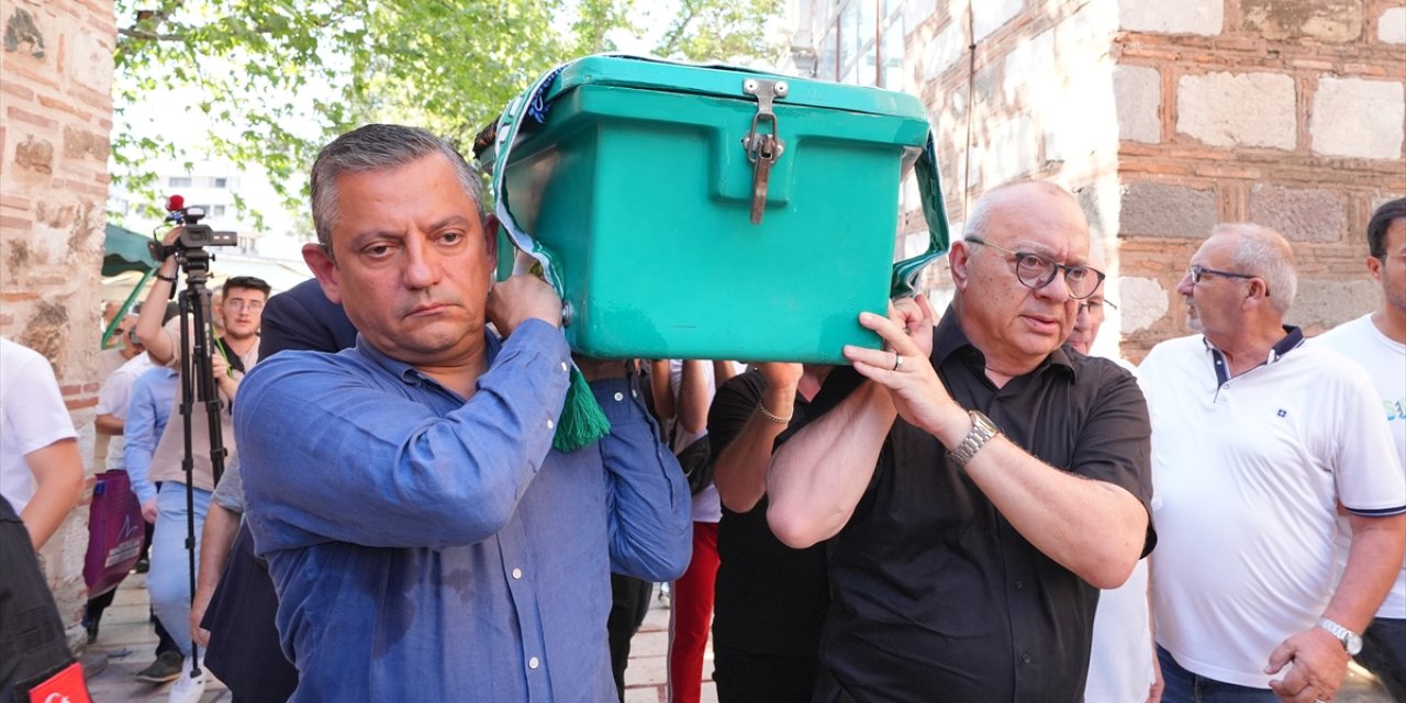 CHP Genel Başkanı Özel, Manisa'da cenaze törenine katıldı