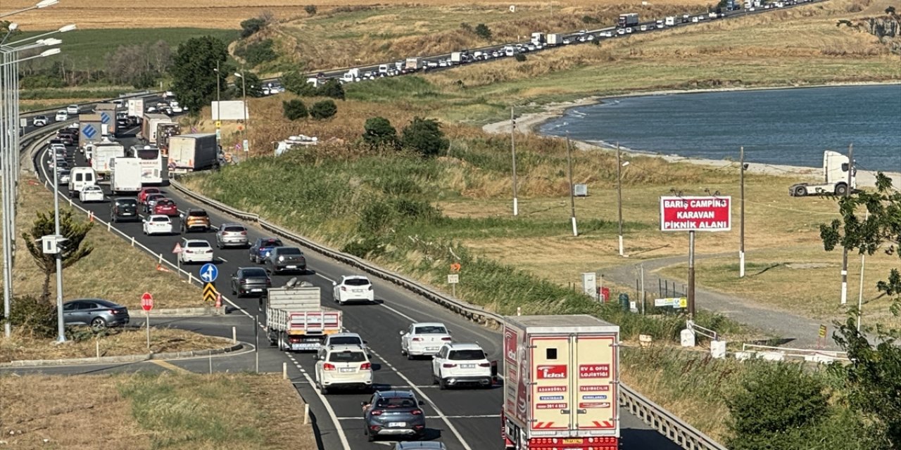 Tekirdağ-İstanbul kara yolunda tatilcilerin dönüş yoğunluğu yaşanıyor