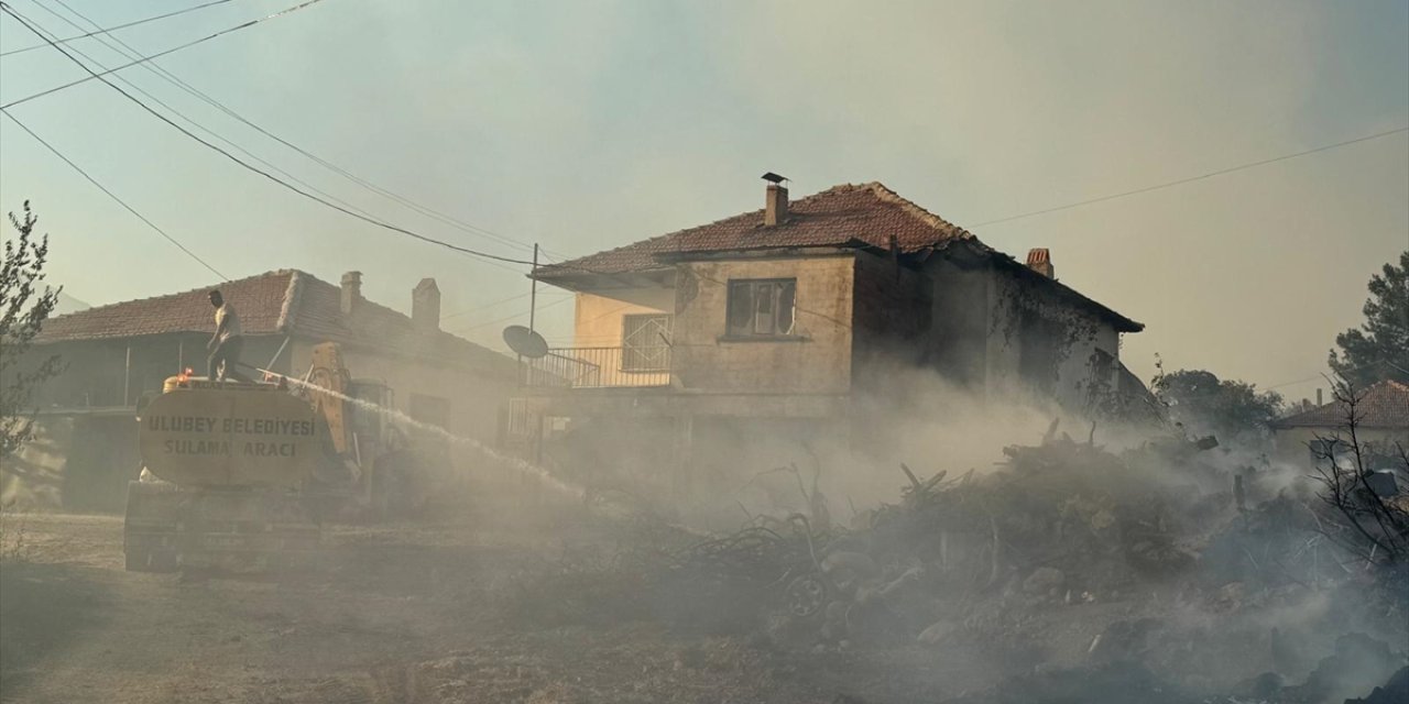 GÜNCELLEME - Uşak'ta orman yangınına müdahale ediliyor