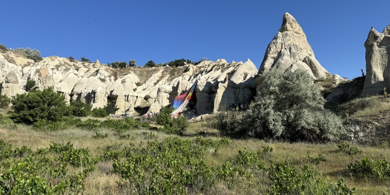 Kapadokya'da ters rüzgarla karşılaşan balon kayalıklara iniş yaptı