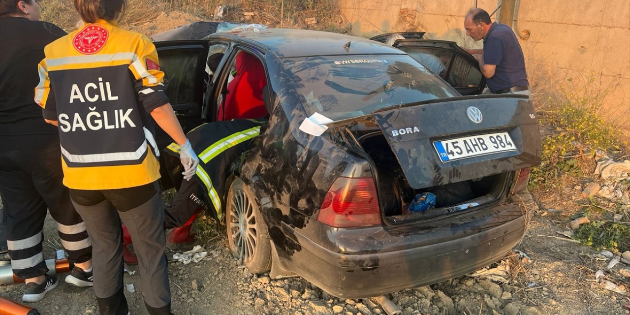 Afyonkarahisar'da şarampole devrilen otomobildeki 1 kişi öldü 4 kişi yaralandı