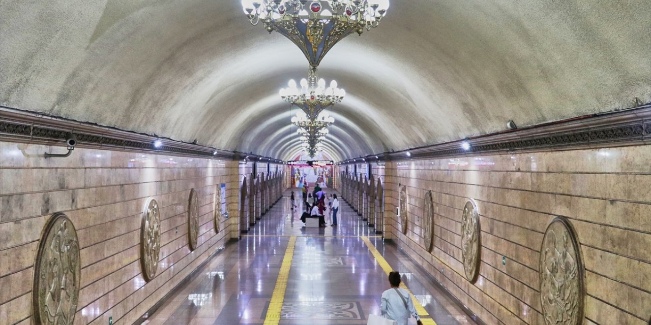 Kazakistan'daki Almatı Metrosu, milli motiflerle tasarlanan istasyonlarıyla turistlerin ilgi odağında