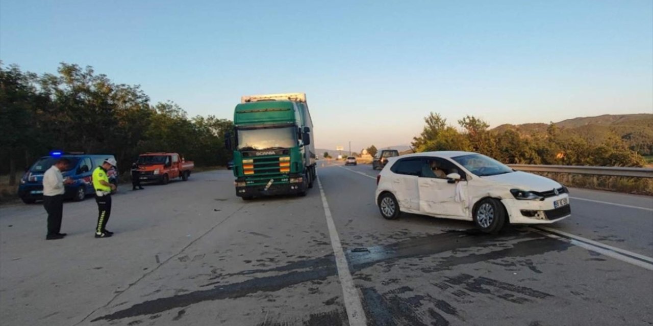 Sinop'ta tırla çarpışan otomobildeki 4 kişi yaralandı