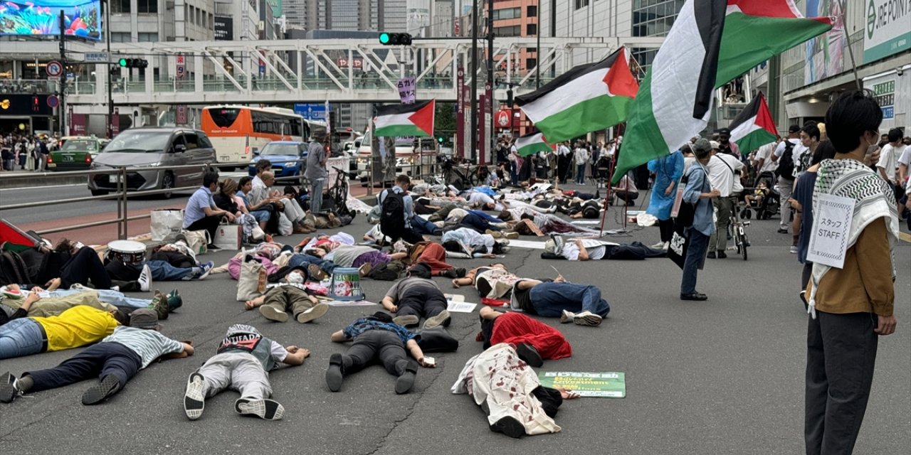 Tokyo'da Gazze'deki hastanelerde ölenleri temsilen gösteri düzenlendi