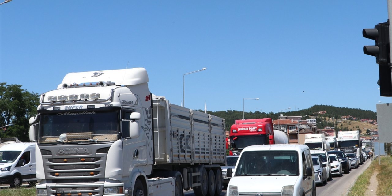 Samsun-Ankara kara yolu Havza geçişinde bayram dönüşü yoğunluğu