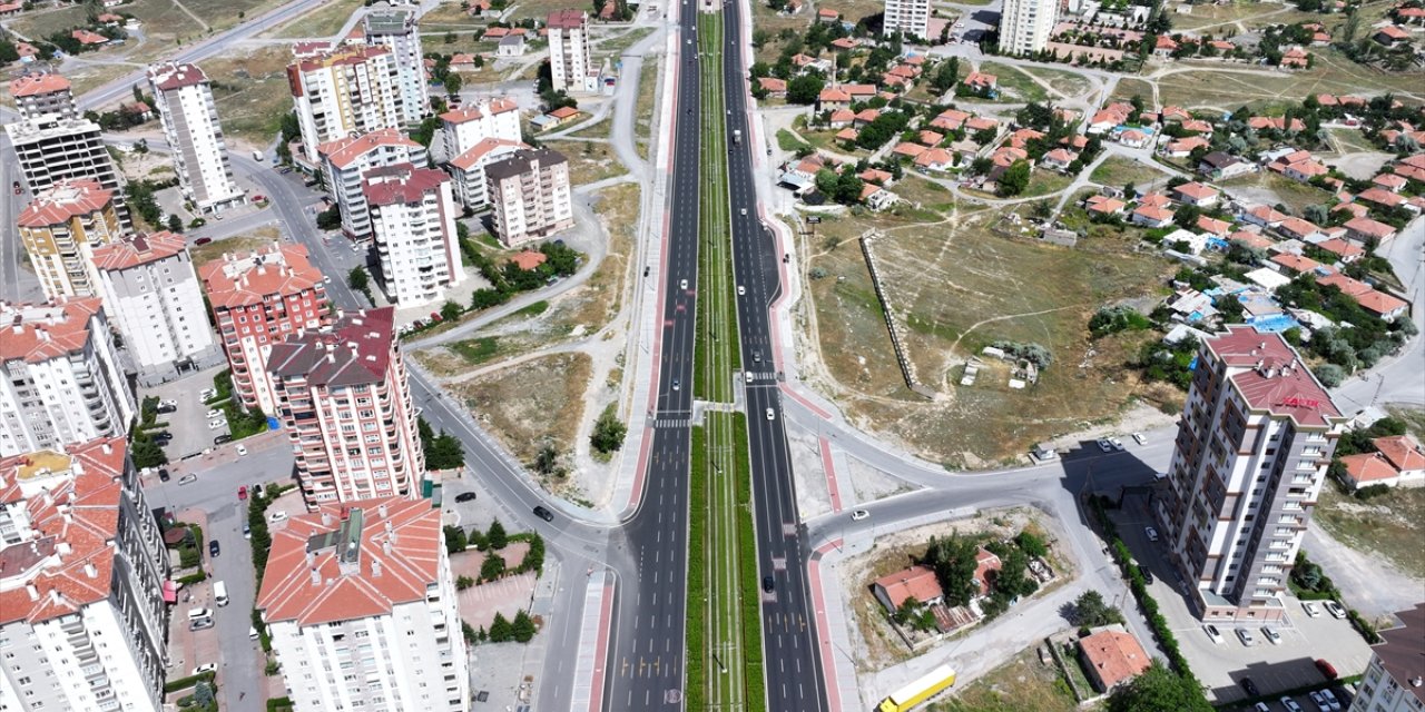 Çimlendirilmiş tramvay yolu "yeşil hat" ulaşıma ve çevreye nefes oluyor