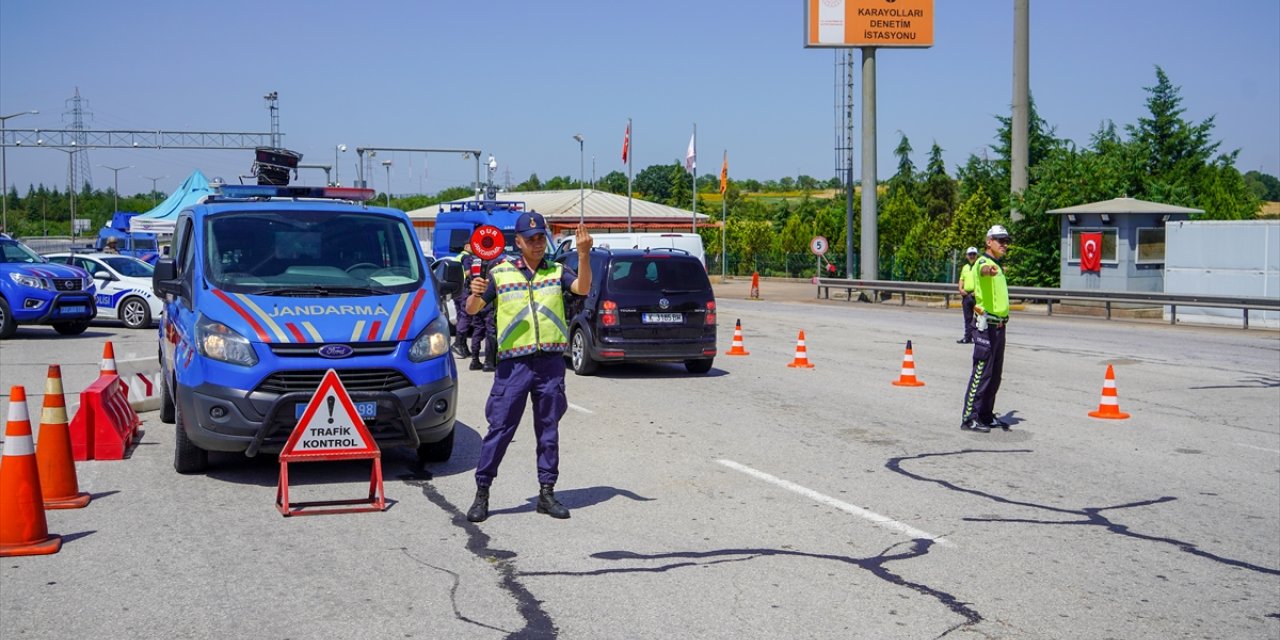 Edirne'de jandarma ve polis ekipleri TEM Otoyolu girişinde denetim yaptı