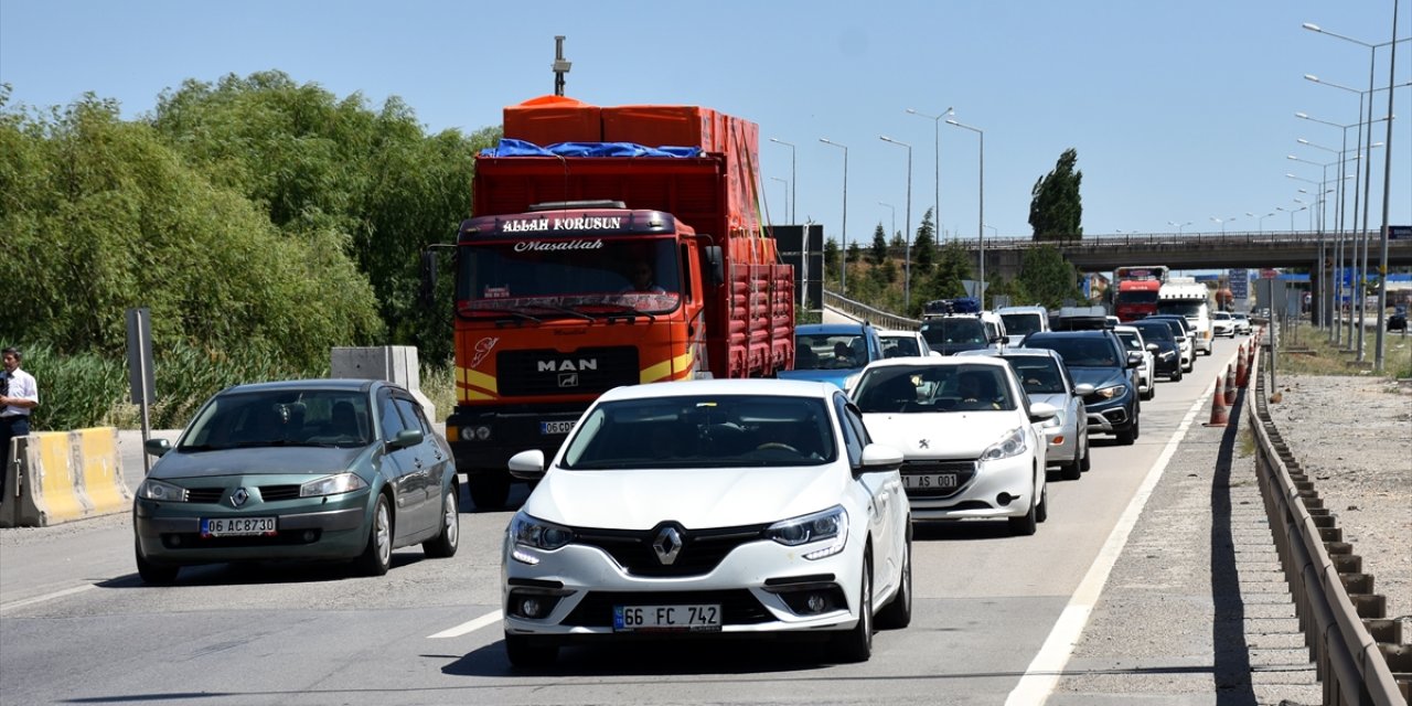 "Kilit kavşak" Kırıkkale'de bayram tatili dönüşü hareketliliği devam ediyor