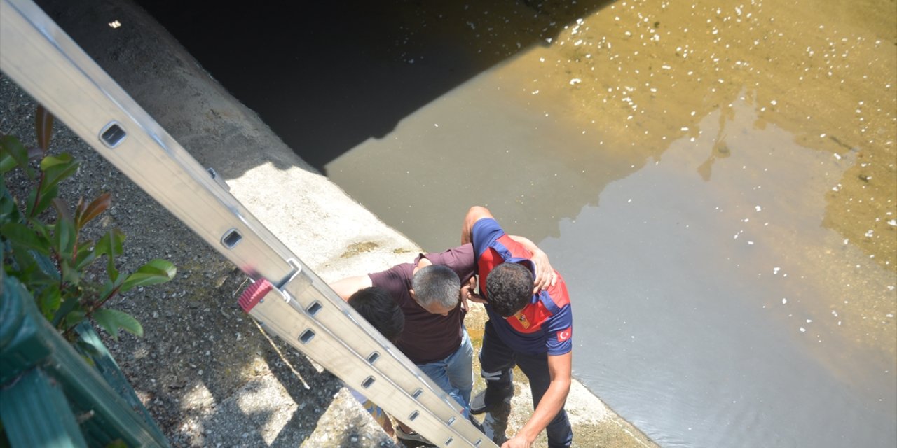 Düzce'de gözlüğünü tutmaya çalışırken köprüden düşen kişi yaralandı