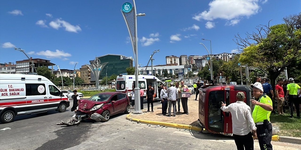 Kocaeli'de hafif ticari araç ile otomobilin çarpıştığı kazada 5 kişi yaralandı