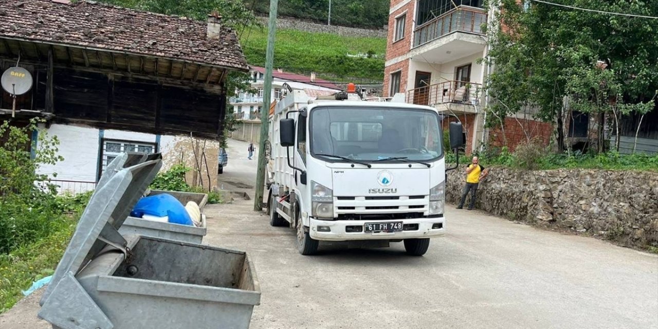 Trabzon'da çöp kamyonu ile direk arasında sıkışan işçi öldü