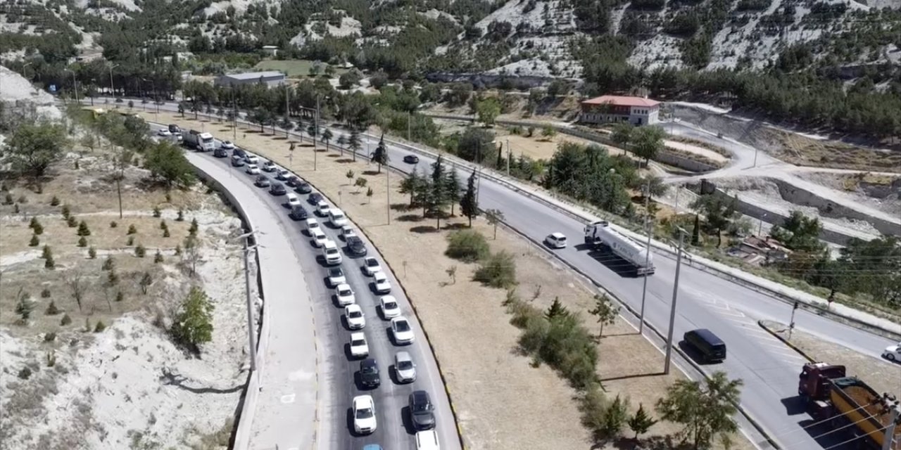 Antalya-Fethiye-Burdur kara yolunda bayram tatili dönüşü trafik yoğunluğu başladı