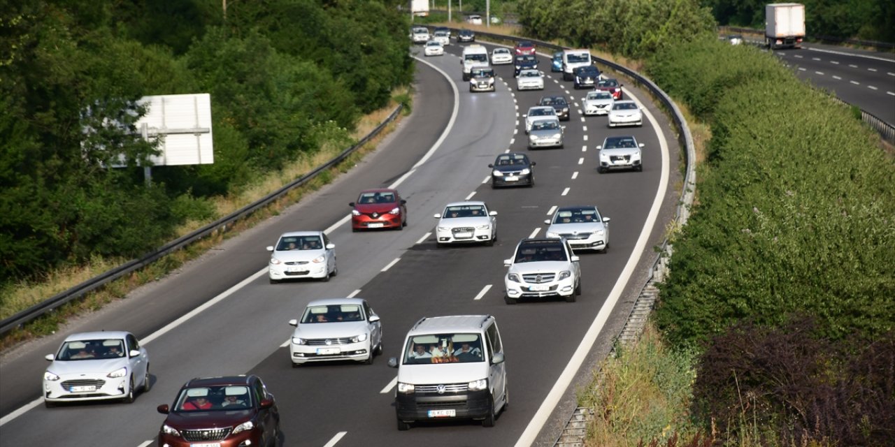 Anadolu Otoyolu'nun Bolu ve Düzce kesiminde bayram tatili dönüşü hareketliliği sürüyor