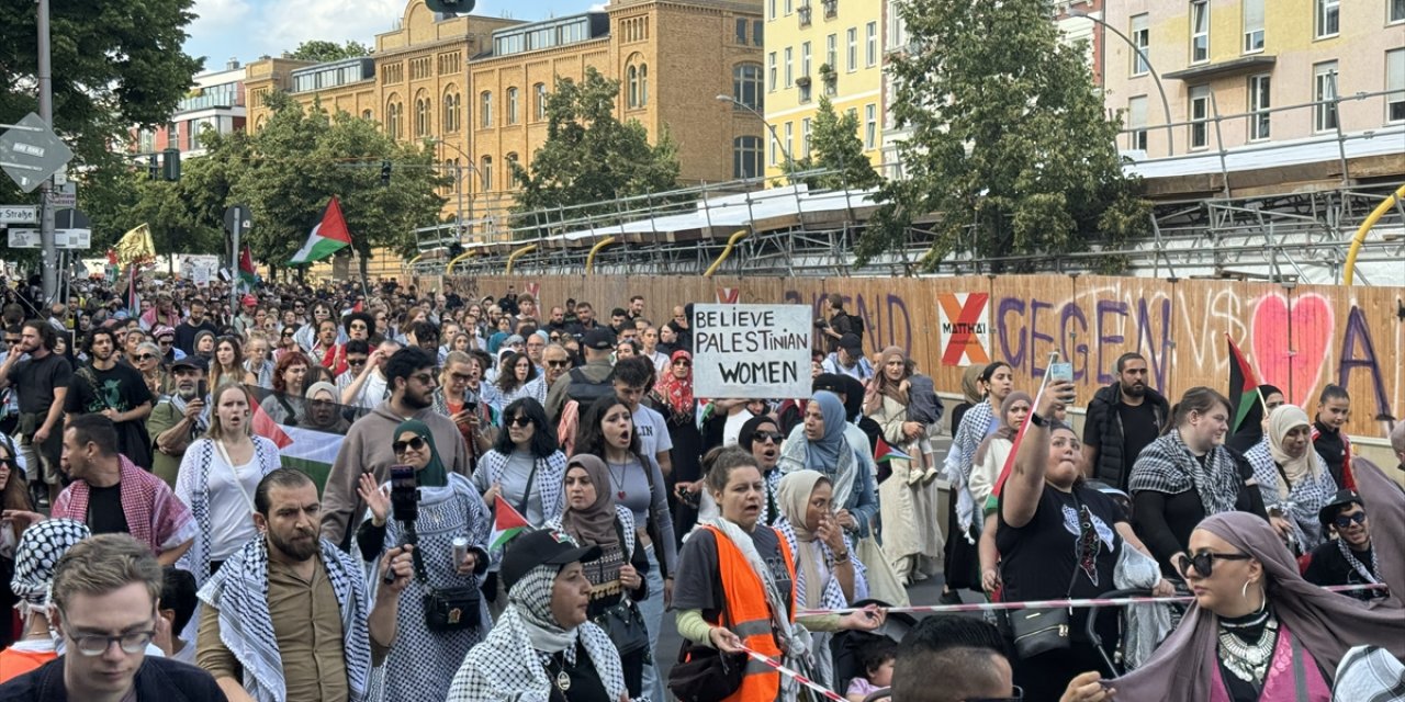 Berlin'deki Filistin'e destek yürüyüşünde göstericiler ile polis arasında arbede yaşandı