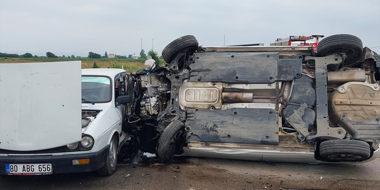 Adana'da trafik ışıklarına ve 2 araca çarpan otomobildeki 3 kişi yaralandı