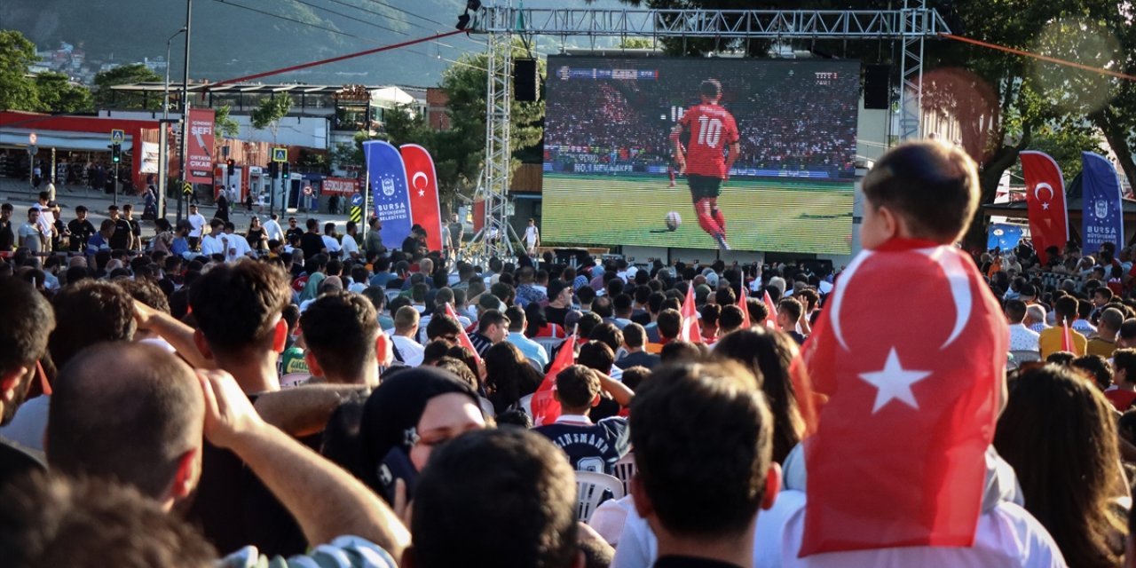 Bursa'da A Milli Futbol Takımı'nın maçı açık alandaki dev ekranlardan izlendi