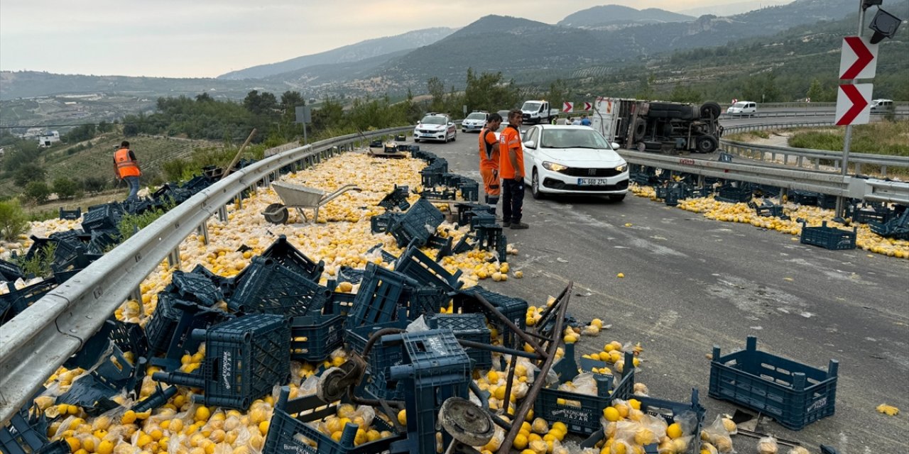 Mersin'de limon yüklü kamyonun devrilmesi sonucu 6 kişi yaralandı