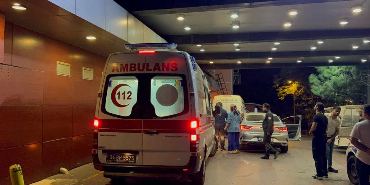 Bakırköy'de hastane bahçesinde çıkan silahlı kavgada 4 kişi yaralandı