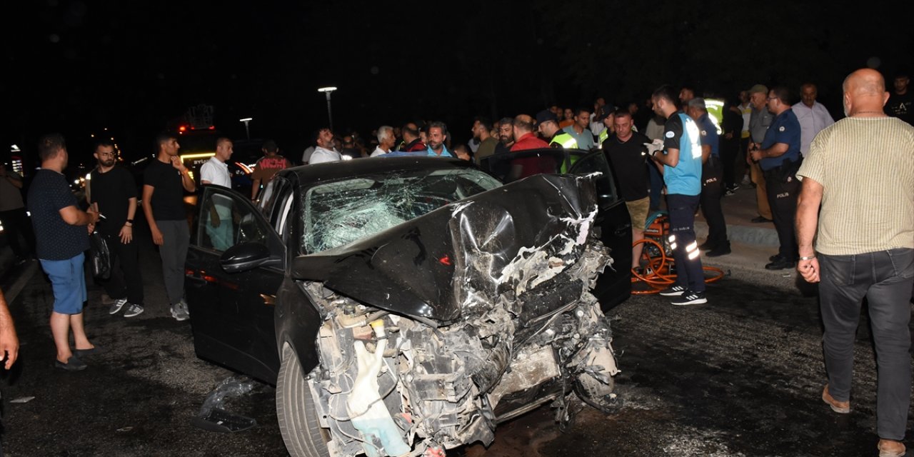 Aydın'da iki otomobilin çarpıştığı kazada 2'si çocuk 8 kişi yaralandı