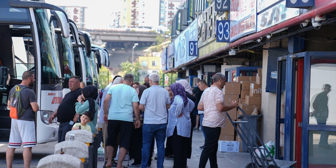 Büyük İstanbul Otogarı'nda tatil dönüşü yoğunluk yaşanıyor