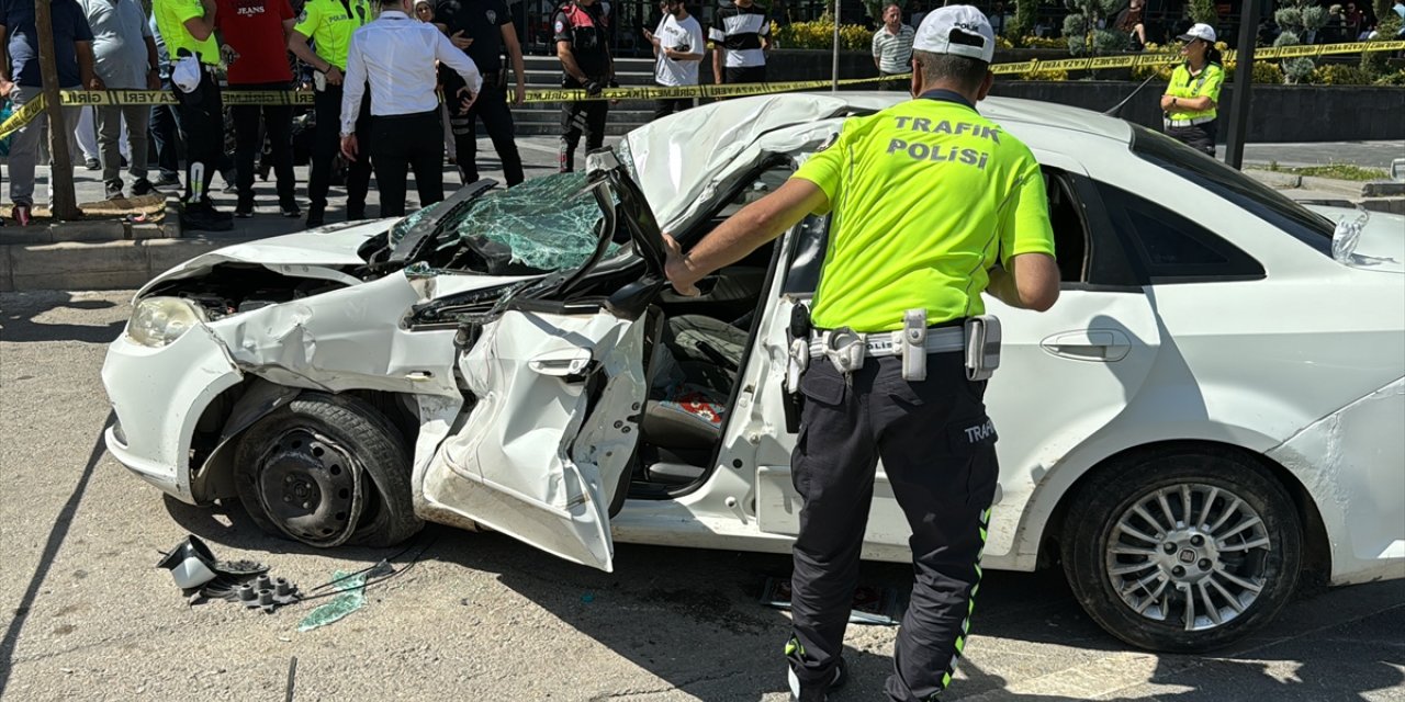Elazığ'da tır ile otomobilin çarpıştığı kazada 3 kişi yaralandı