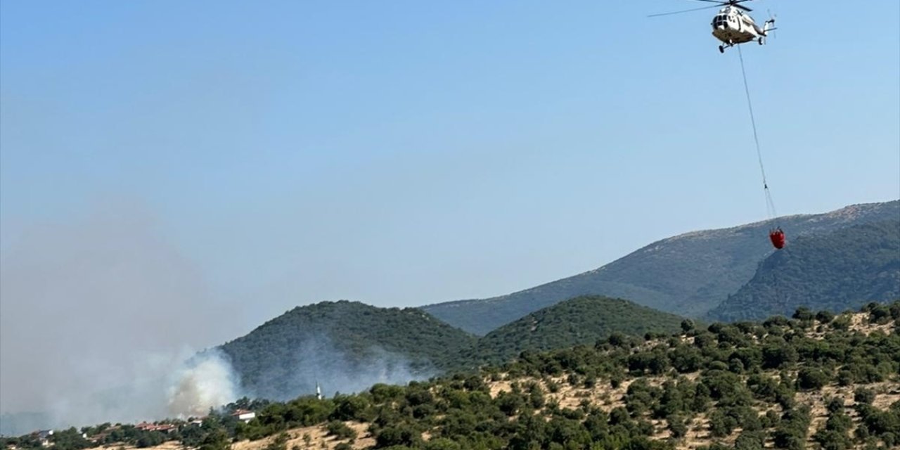 Balıkesir'de ormanlık alandaki yangına müdahale ediliyor