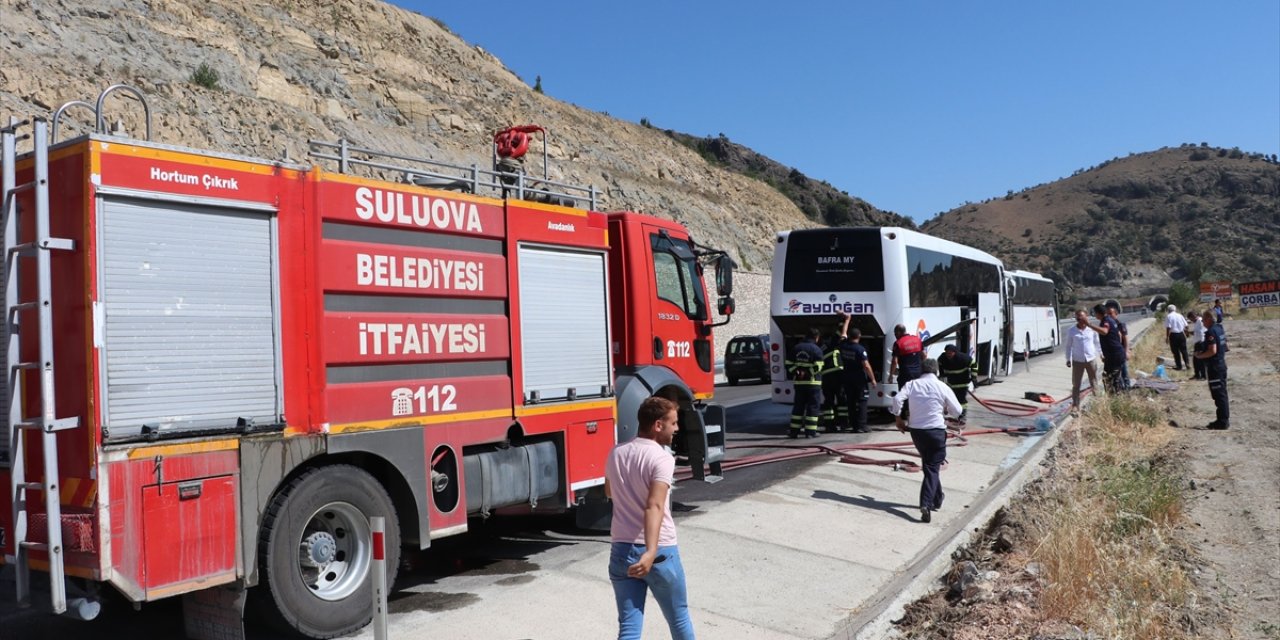 Amasya'da seyir halindeki yolcu otobüsünde çıkan yangın söndürüldü