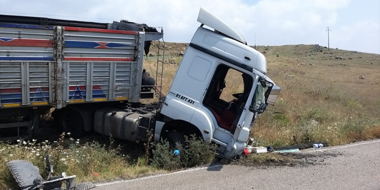 Adana'da tırla kamyonetin çarpışması sonucu 3 kişi öldü, 2 kişi yaralandı