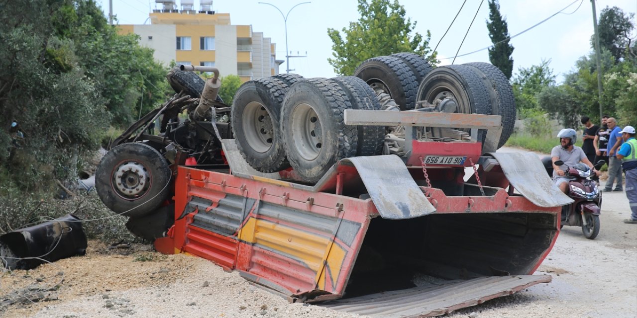 Hatay'da devrilen hafriyat kamyonunun sürücüsü yaralandı