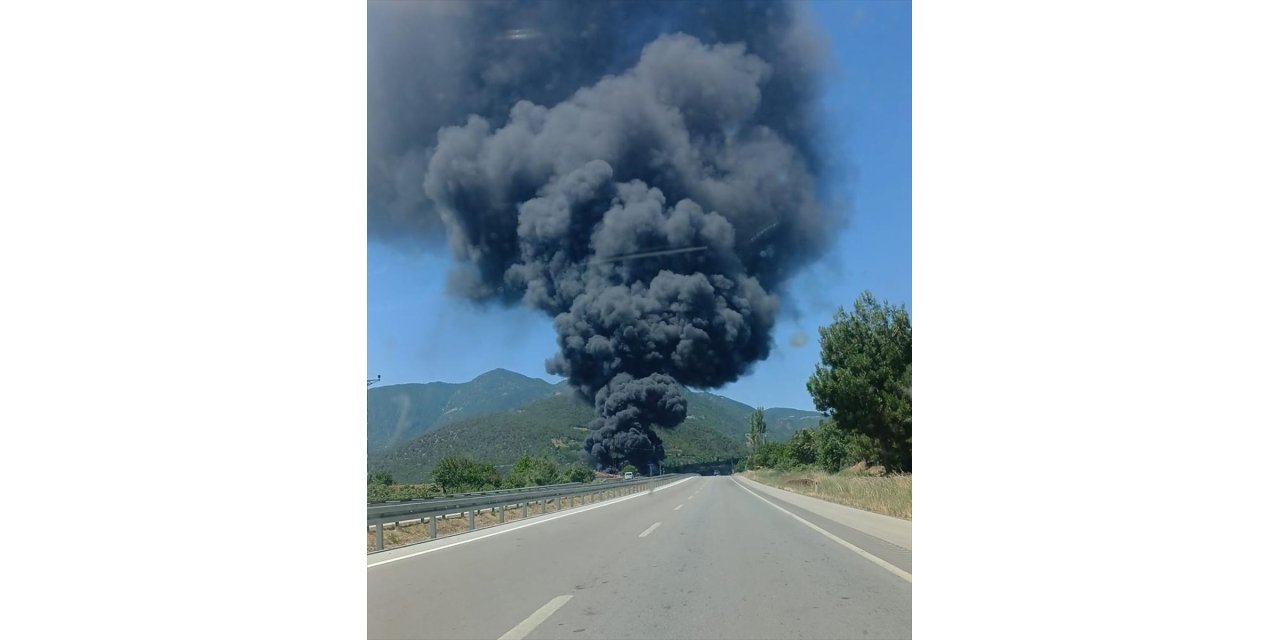 Amasya'da soğuk hava deposundaki yangın söndürülmeye çalışılıyor