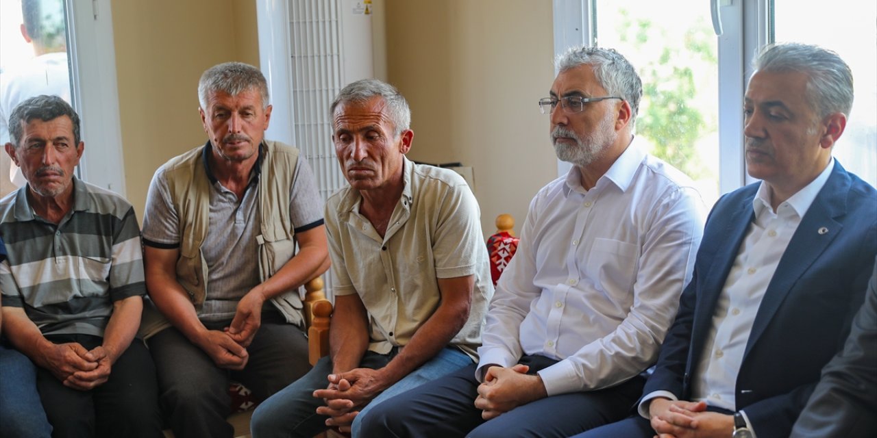Bakan Işıkhan, Mardin'de anız yangınlarında ölenlerin yakınlarını ziyaret etti