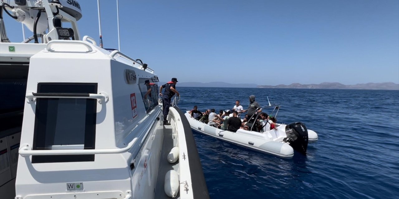 Muğla açıklarında sürüklenen bottaki 26 düzensiz göçmen kurtarıldı