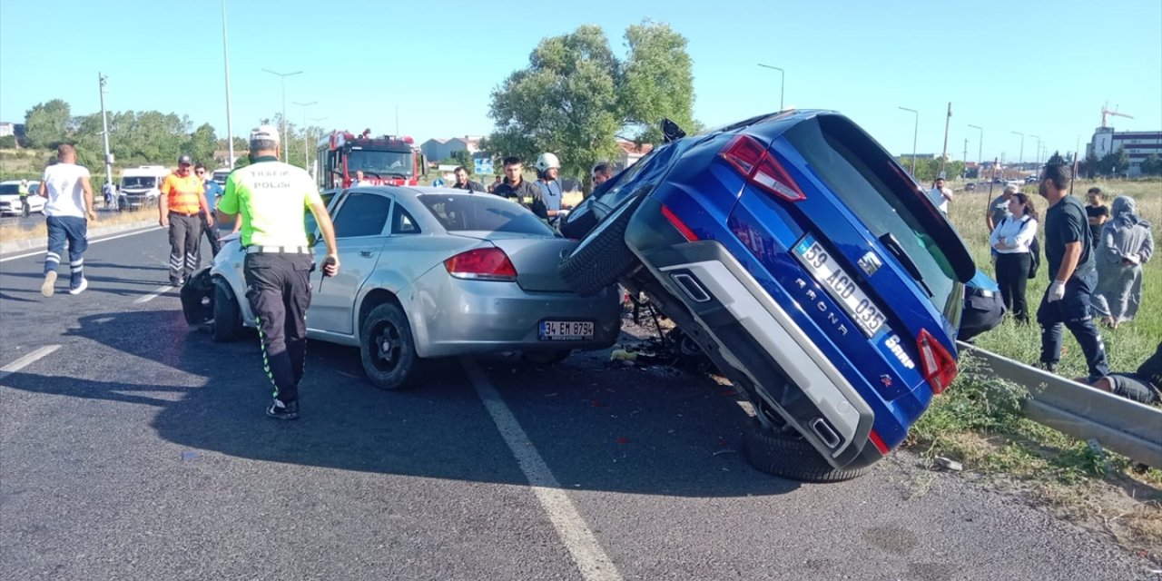 Tekirdağ'da iki otomobilin çarpışması sonucu 6 kişi yaralandı