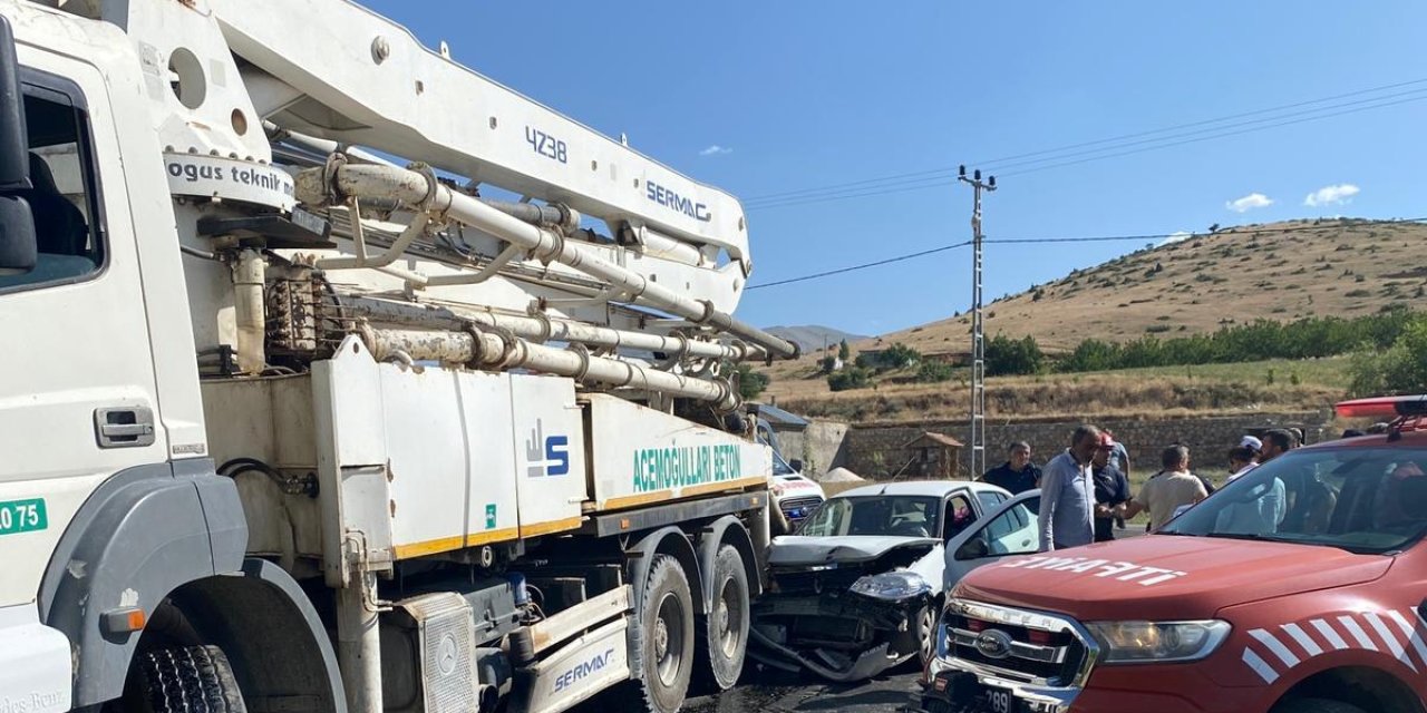 Malatya'da beton pompası aracına çarpan otomobildeki 5 kişi yaralandı