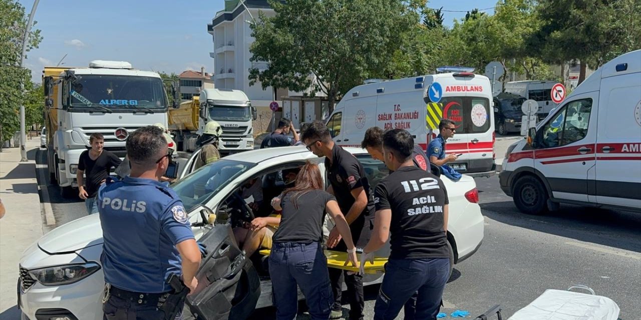 Büyükçekmece'de ambulans ile otomobilin çarpıştığı kazada 4 kişi yaralandı