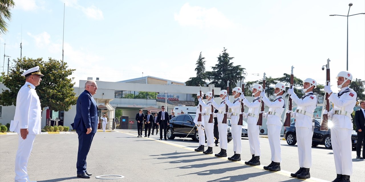 Bakan Güler, İstanbul Tersanesi Komutanlığında incelemelerde bulundu