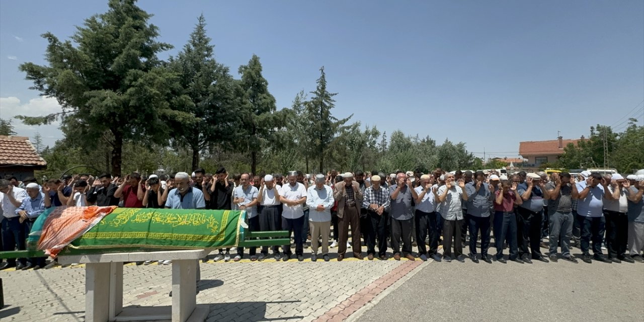 Konya'da silahla öldürülen kadının cenazesi defnedildi