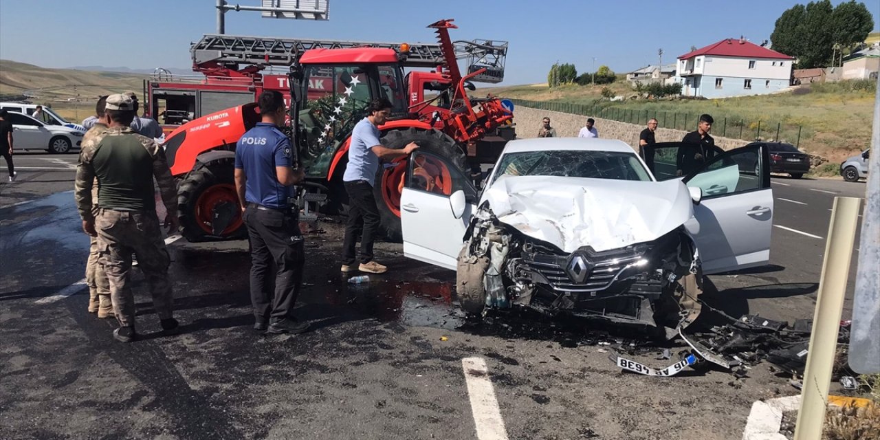 Ağrı'da otomobil ile traktörün çarpışması sonucu 3 kişi yaralandı