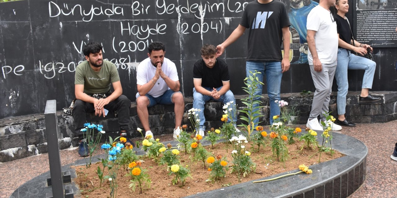 Sanatçı Kazım Koyuncu vefatının 19. yılında Artvin'deki kabri başında anıldı