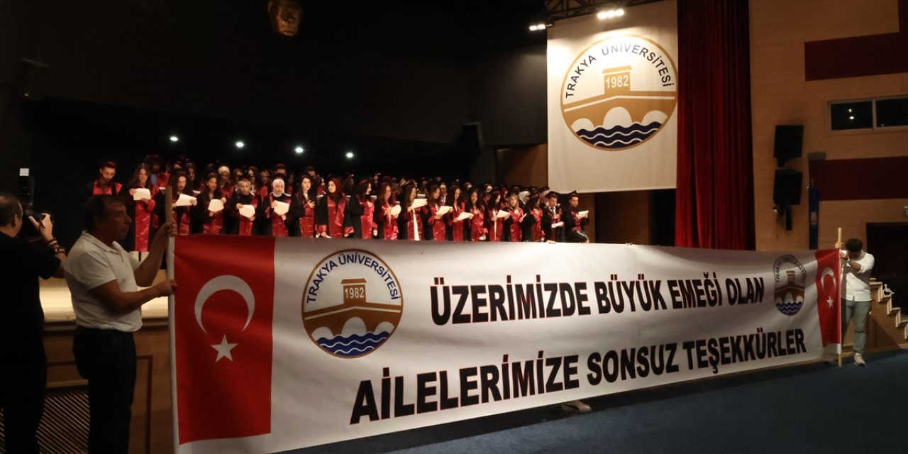 Edirne'de diş hekimliği fakültesinden mezun olan gençlerden ailelerine pankartlı teşekkür