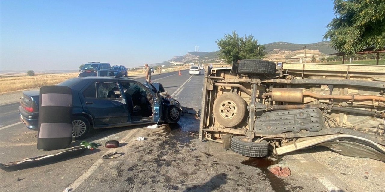 Gaziantep'te kamyonetle otomobilin çarpışması sonucu 4 kişi yaralandı