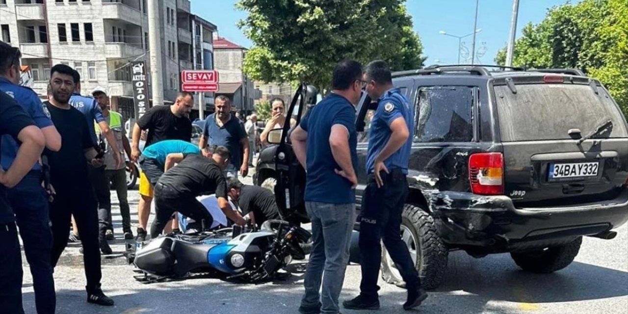 Sakarya'da cipe çarpan motosikletli ağır yaralandı