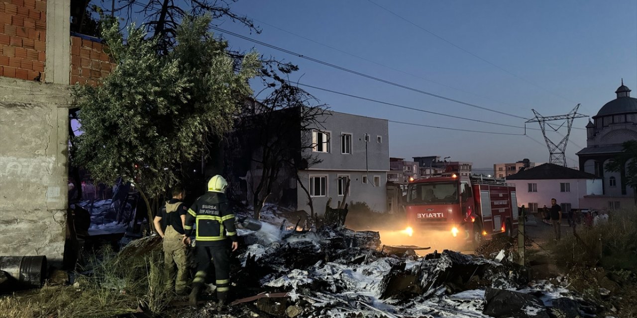 Bursa'da barakada başlayıp evlere de sıçrayan yangın söndürüldü