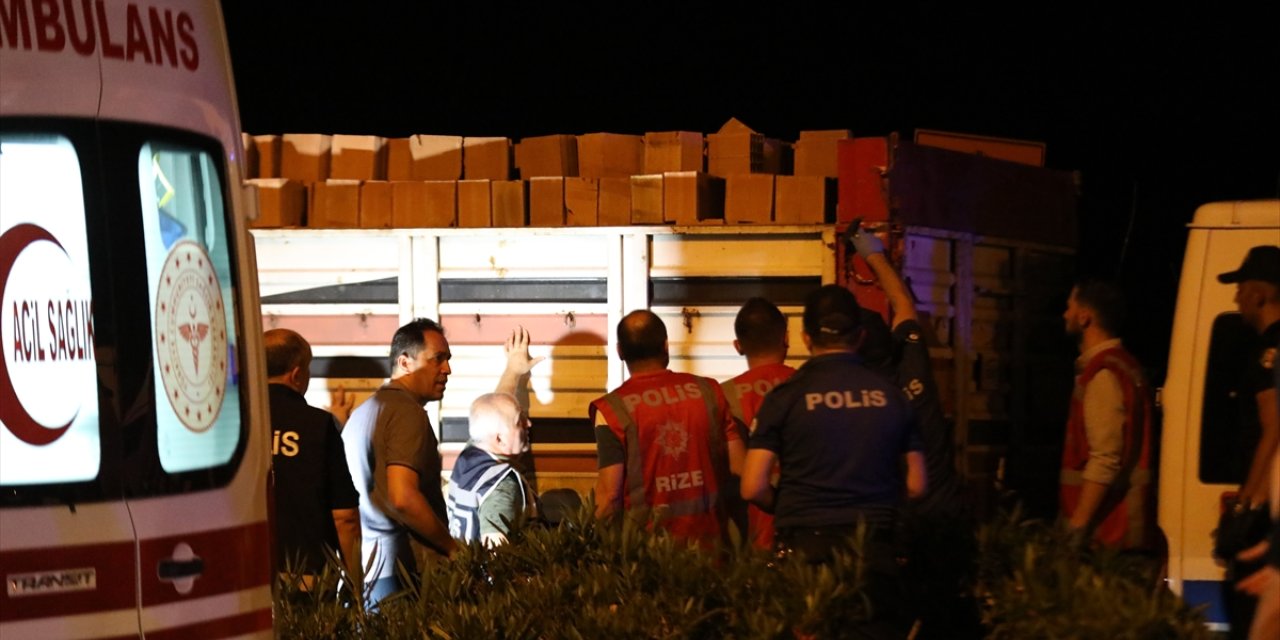 Rize'de tuğla taşıyan tırın dorsesinde 30 düzensiz göçmen yakalandı