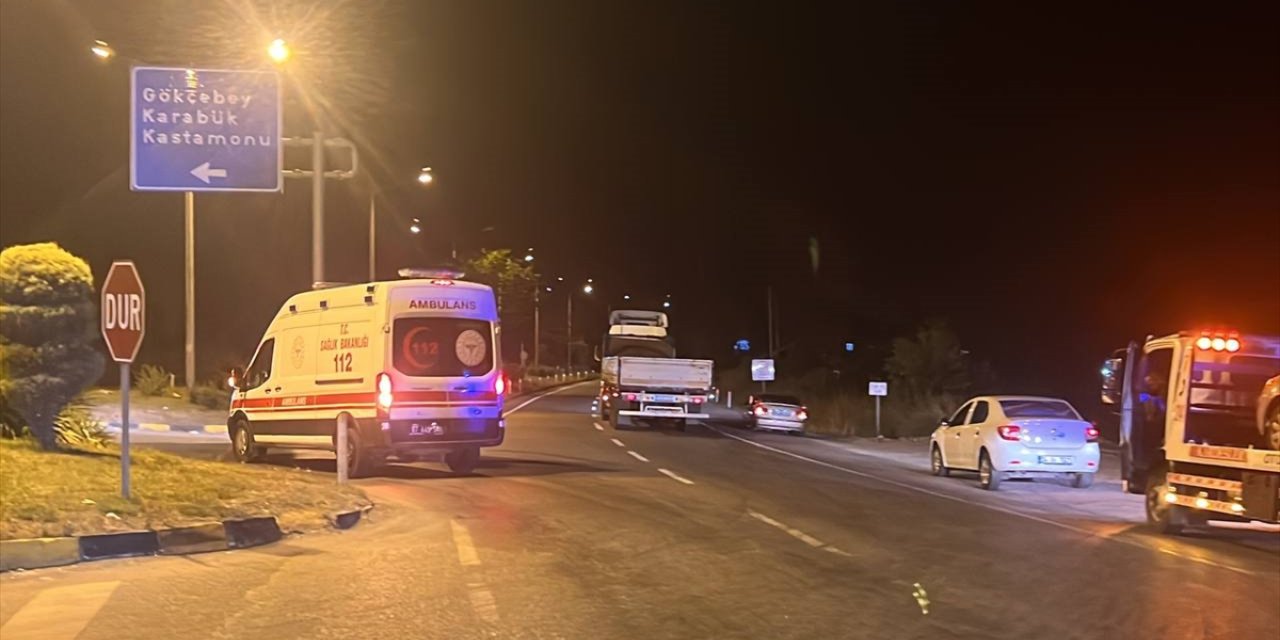 Zonguldak'ta yolcu otobüsü ile otomobilin çarpıştığı kazada 4 kişi yaralandı