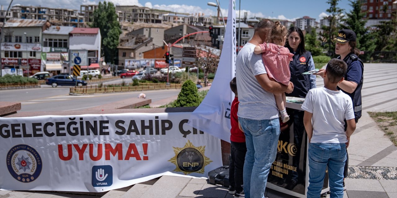Erzurum'da polisten "Uyuşturucuyla Mücadele Günü"nde toplumsal farkındalık çalışması