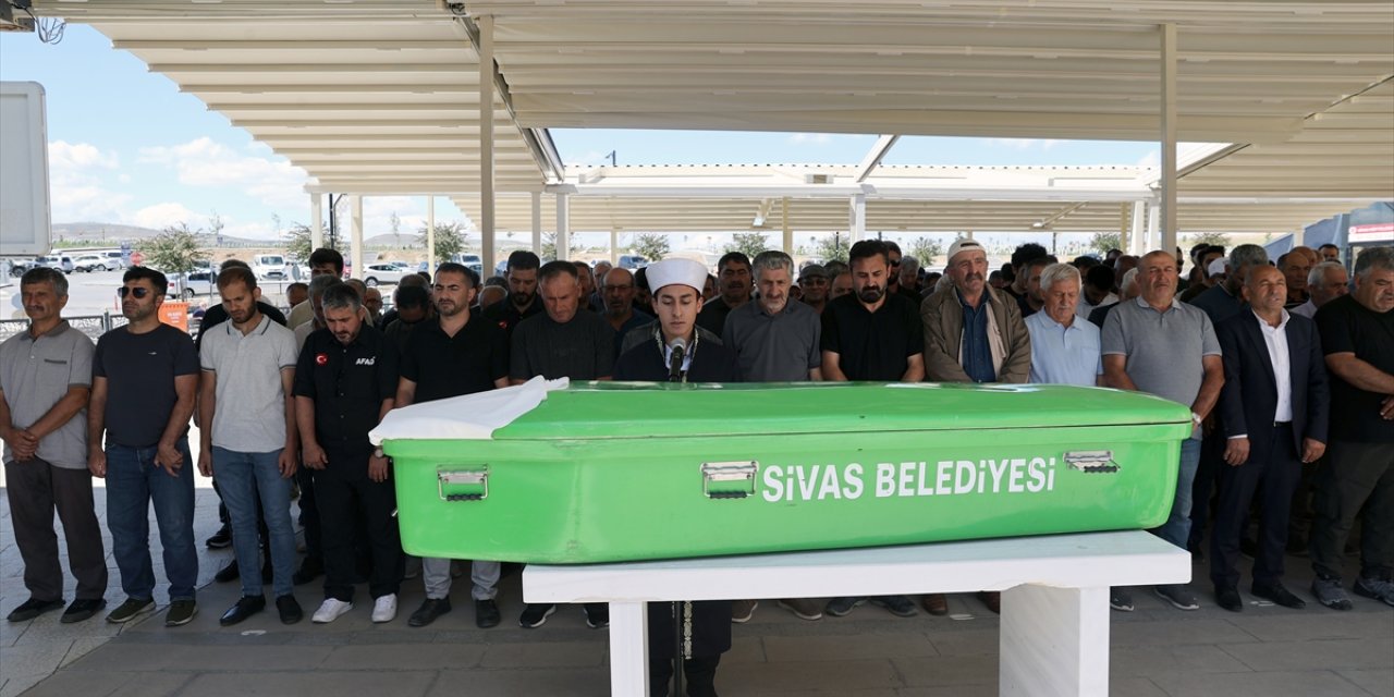 Organlarıyla 4 kişiye umut olan kadının cenazesi memleketi Sivas'ta toprağa verildi