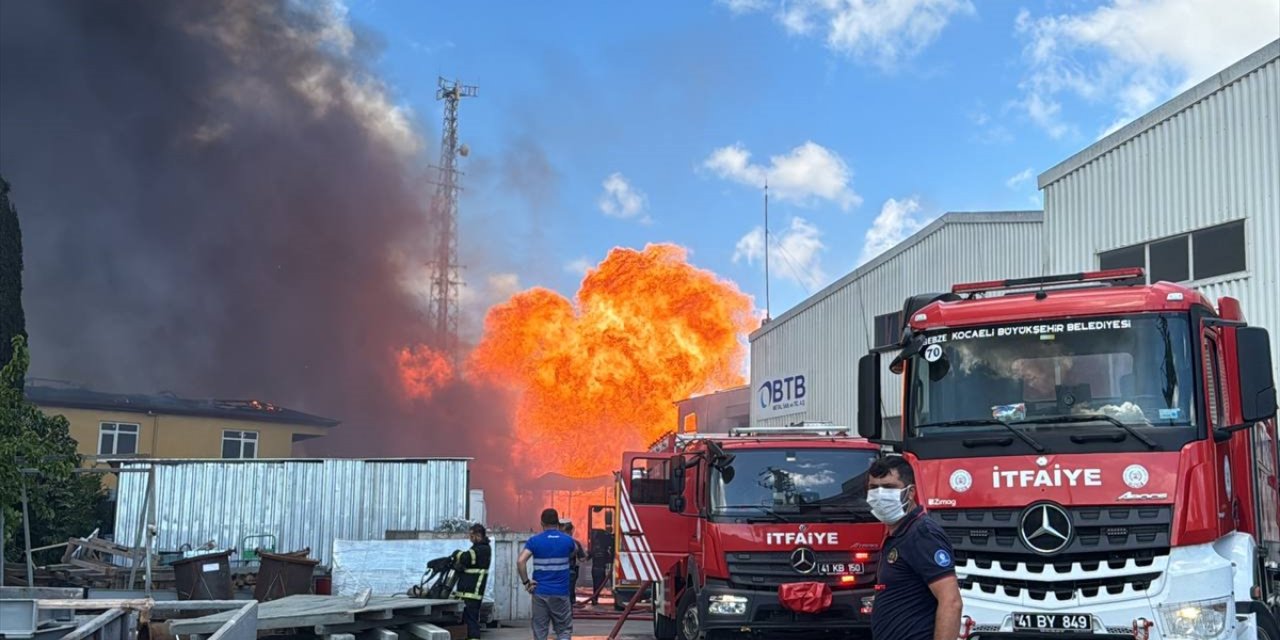 GÜNCELLEME - Kocaeli'de boya fabrikasında çıkan yangın kontrol altına alındı